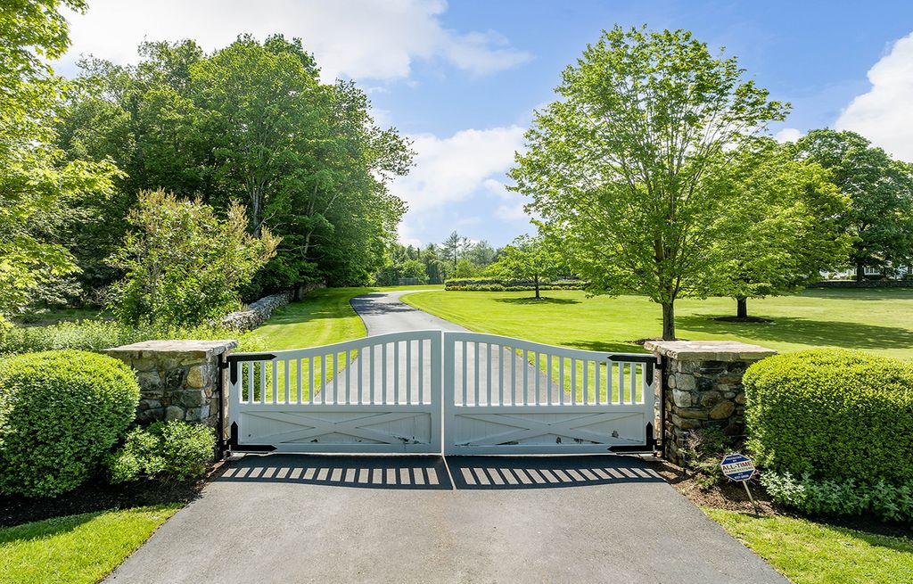 LuxuryPortfolio's tweet photo. This #Colonialstyle #Connecticut estate offers a flowing floor plan with an elegant center hall as well as formal and informal rooms gracefully dotted with six fireplaces. View the full listing → https://t.co/bDAvRReXt0 #LuxuryPortfolio #LuxuryRealEstate #ConnecticutRealEstate https://t.co/Zgwi5Uj8aL
