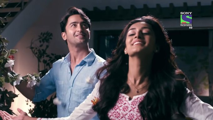 magiceditzx's tweet photo. 7 YEARS OF MY COMFORT SHOW
7 years of dev and sona🥺✨
7 years of dev and easwari 🤧 Thankyou for existing 🤍 thankyou for showing what is love and what is family✨
THIS SHOW IS ITV MASTERPIECE!
And finally thankyou shaheer and Erica for being our devakshi🫶

7 YEARS OF KRPKAB https://t.co/XYk7tNy7bh