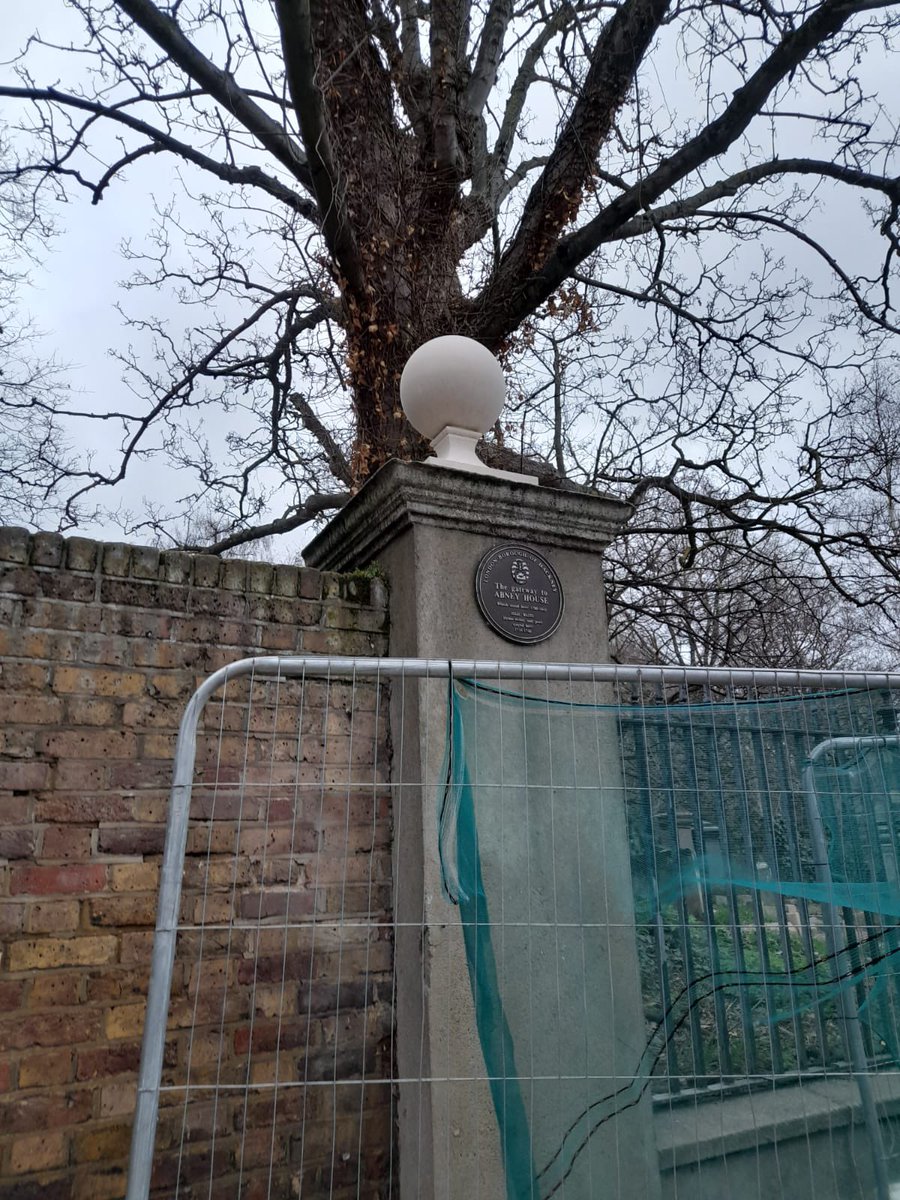 The gates on Church St are back. 

And so is the orb.  

#AbneyRestoration

<a href="/KanerOlette_Arc/">Kaner Olette</a> <a href="/HeritageFundUK/">The National Lottery Heritage Fund</a> <a href="/HistoryOfStokey/">Stoke Newington History</a> <a href="/hackneycouncil/">Hackney Council</a>