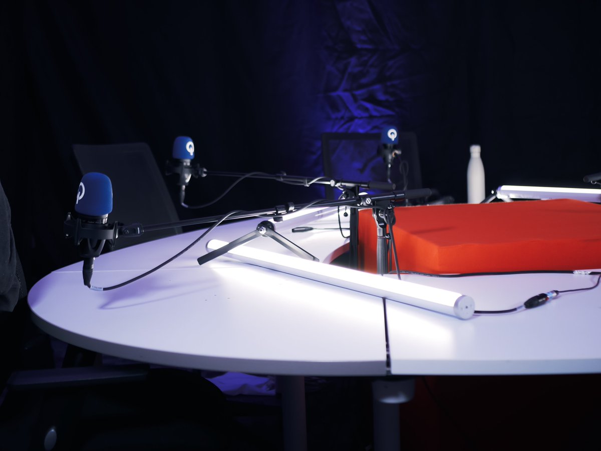 RollofScience's tweet photo. On va mettre un truc sur cette table, c'est quand même un peu trop blanc là ⚪️

(et sur l'énorme cube rouge aussi 👀)

#rollofscience

Rdv le 24 mars 🔥 : https://t.co/7xJlEtILDv https://t.co/u2NGP0R2WC