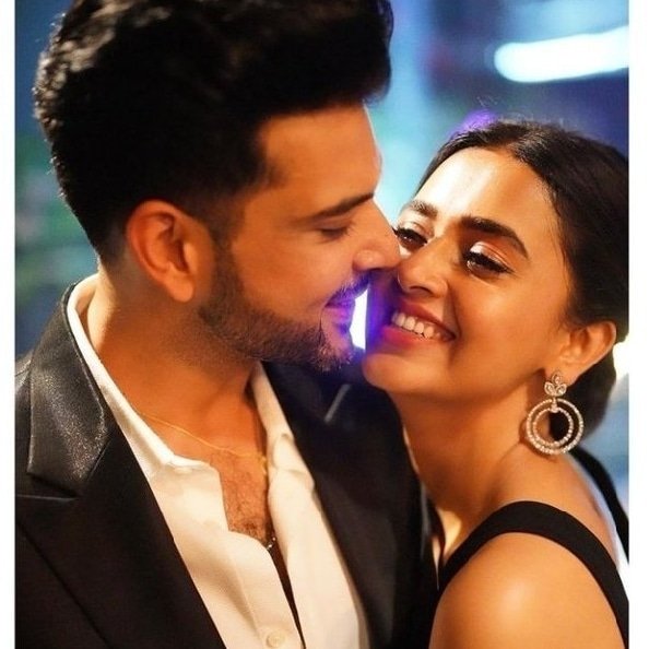 ThatGirlWithGif's tweet image. Tumse judi, har khushi 🤍
#STAYBLESS 🧿