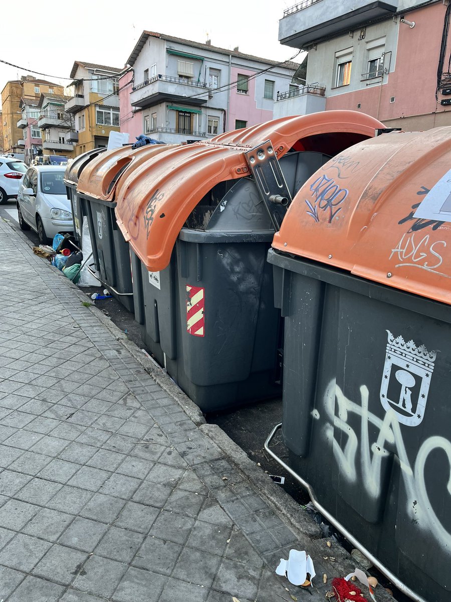 Arnaud28026's tweet photo. Dando una vuelta por la zona es muy fácil darse cuenta del abandono del barrio 🏘️ Gracias Almeida ! El sur no cuenta ! #usera #wallipop #MadridEstaSucio @jmd_usera @ppopular_usera @AlmeidaPP_ https://t.co/EX4Ww9zrVO