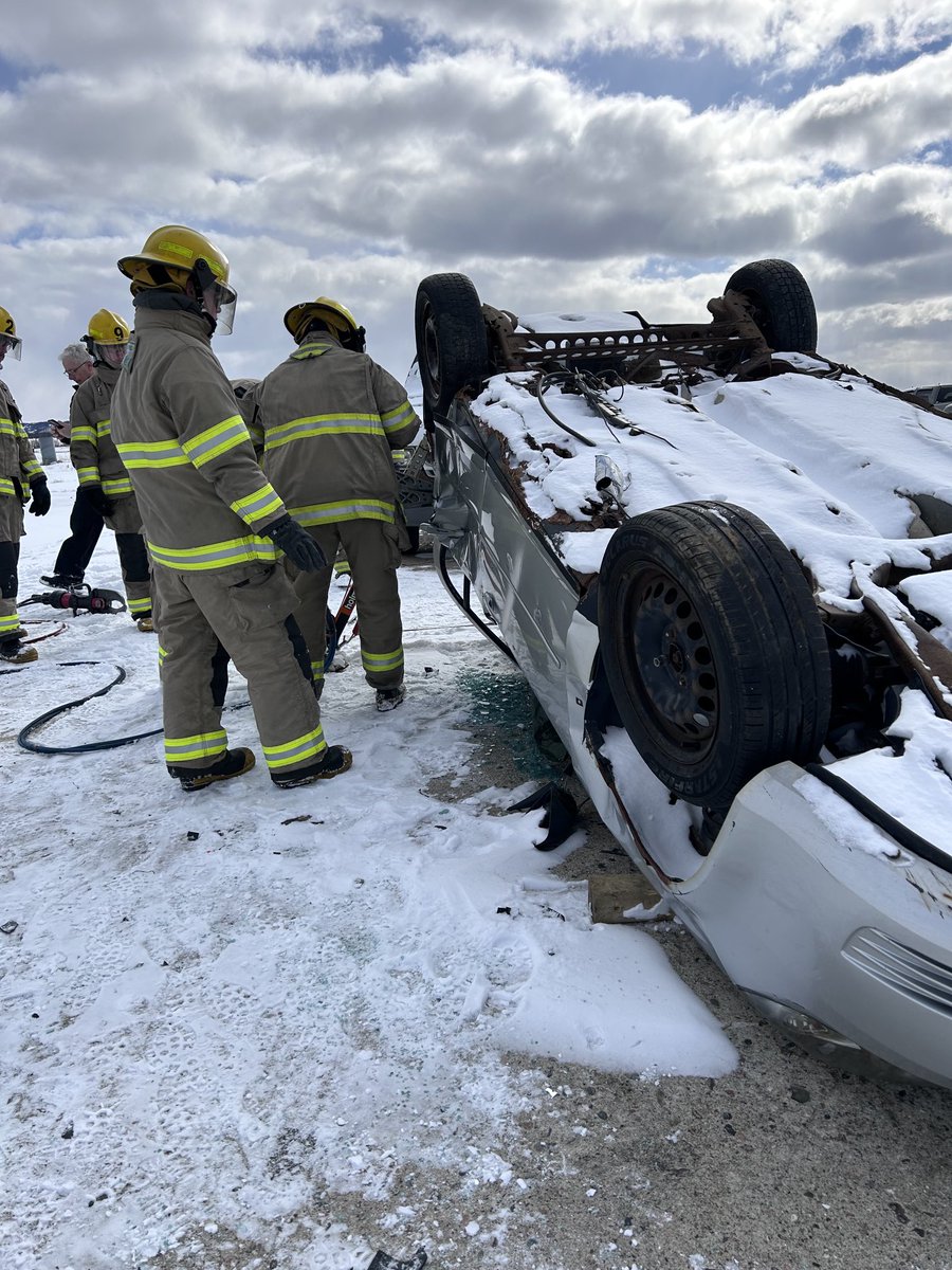 Had the opportunity to watch our ⁦⁦⁦@marineinstitute⁩ Fire Rescue students run their vehicle extrication skills drills this afternoon 🚒 #experientialearning #firefightertraining