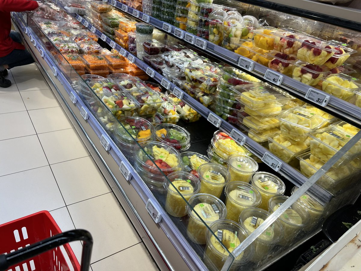 HVallenduuk's tweet photo. Zaterdag stond in het HD dat  NL een voorbeeld moet nemen aan Frankrijk.  Zo plastic verpakkingen voor groente en fruit al verboden zijn mijn Carrefour in Nice heeft daar geen weet van @hdhaarlem https://t.co/kwX0p10jgX