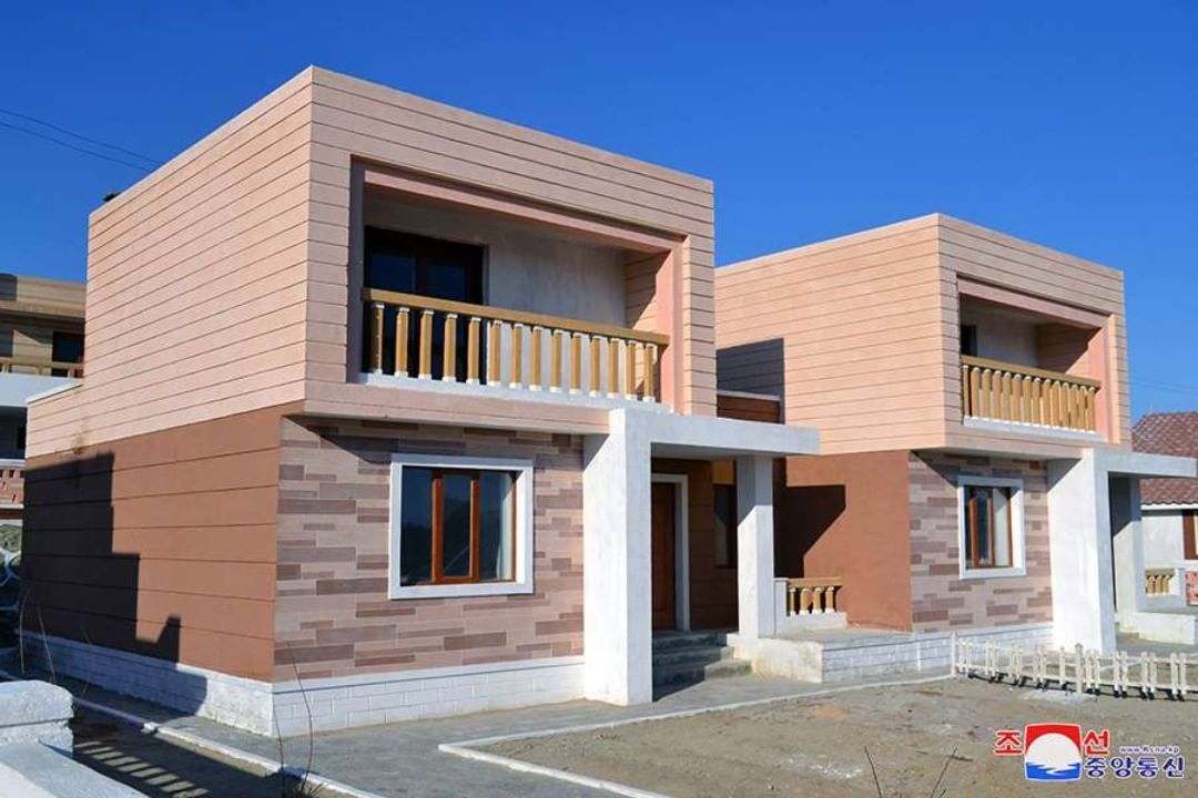 Casa em vilarejo agrícola da Coreia do Norte. Feita recentemente pelo Estado. Não custa nada, não tem aluguel, não tem imposto. É só entrar e morar.
Isso se chama economia socialista planificada.