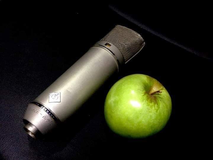 VOZEXCLUSIVA's tweet photo. #Voiceover #music 
Un buen microfono podrá tener la toma vocal ideal , pero nunca hay que olvidar el truco perfecto!

La manzana como algunos cítricos, contienen ácido Malico, que ayuda a disminuir las mucosas y los ruidos de la boca al cantar o realizar trabajos de locución. https://t.co/ZAyMS9C6jt