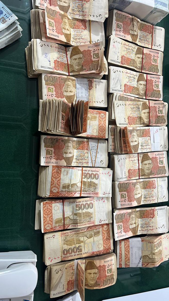 SZChatthaPSP's tweet photo. بزدار حکومت کے سابق مشیر زراعت حکومت پنجاب عبدالحئی دستی کے گھر پر ٹھیکوں کے کمیشن اور عدم اعتماد کے دورانُ وصول شدہ سیاسی رشوت کی ایک خطیر رقم چھاپے میں برآمد۔ ڈی جی اینٹی کرپشن پنجاب سہیل ظفر چٹھہ نے ایڈیشنل ڈی جی وقاص حسن کو کیس پر مامور کیا جنہوں نے مجاز عدالت۔۔ https://t.co/owbBxNPdfh
