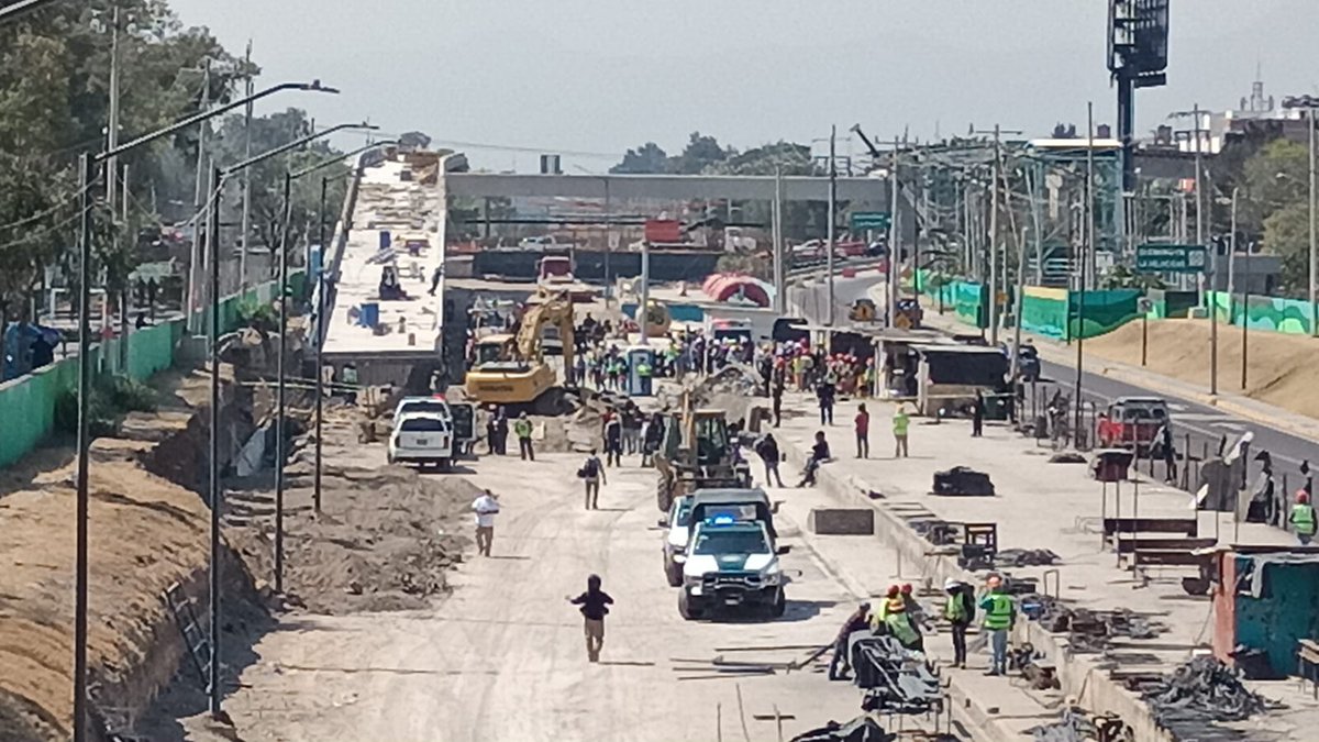 Derrumbe de una barda en Av. Gran Canal y Circuito Interior, Col. Ex Escuela de Tiro, en #GAM, dejó como saldo a un trabajador sin vida y dos personas más lesionadas en la construcción de un puente vial

<a href="/GaboOrtega73/">Gabriel Ortega</a>
<a href="/jgcisneros08/">Cisneros08</a>