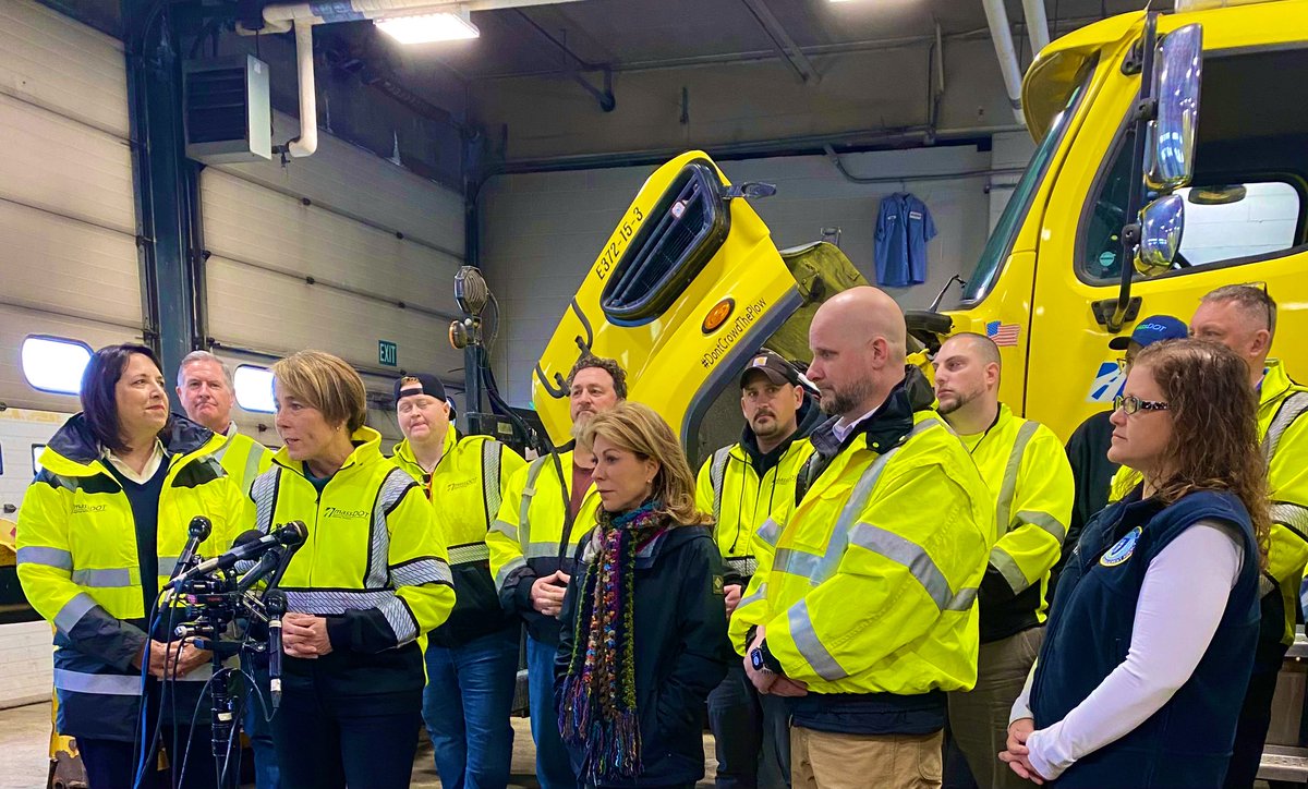 MassDOT's tweet image. Today in #Weston @MassGovernor Healey, @MassLtGov Driscoll, #MassDOT Secretary Fiandaca, and Highway Admin Gulliver thanked our snow and ice operations crews. ❄️#MAsnow
