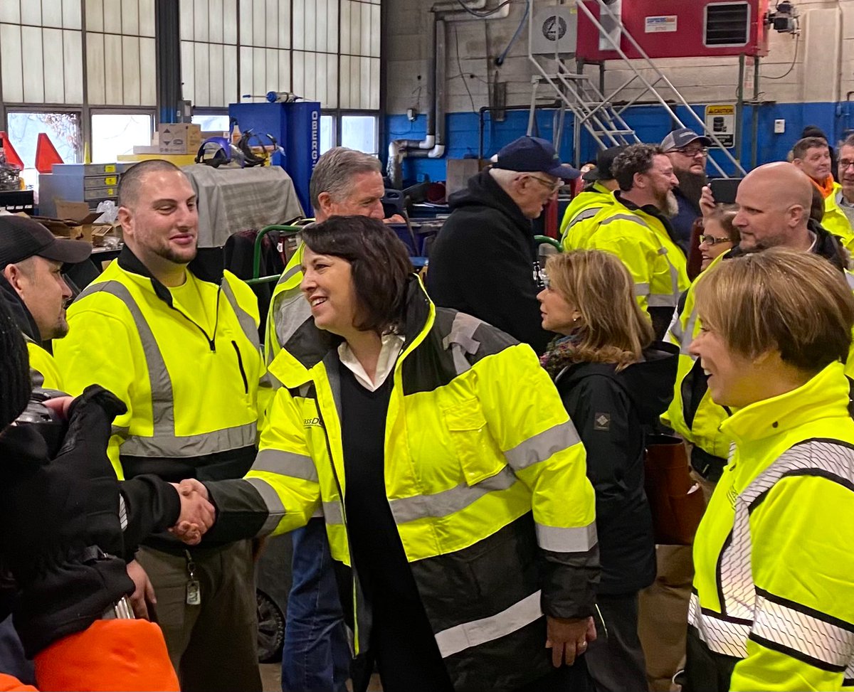 MassDOT's tweet image. Today in #Weston @MassGovernor Healey, @MassLtGov Driscoll, #MassDOT Secretary Fiandaca, and Highway Admin Gulliver thanked our snow and ice operations crews. ❄️#MAsnow