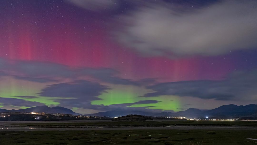 UKinUruguay's tweet photo. ¡Auroras boreales en Reino Unido! 

Esta semana pudo apreciarse una impresionante exhibición de auroras boreales alrededor de 🇬🇧
Este es un fenómeno astronómico que aparece en el cielo nocturno del hemisferio norte🌌

¿Alguna vez pudiste verlas?
📸@bbcweather https://t.co/m5TTibZ2dG