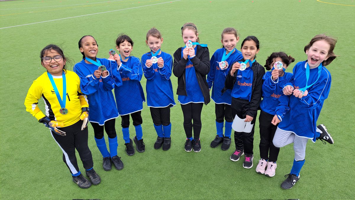 HamiltonAcadY4's tweet photo. Well done to our Y4 girls football team for coming second in today's Wycombe and Marlow tournament! Four wins, a draw and one loss gave them 15 points, just one short of the winning total. Fantastic performance from the whole team! https://t.co/eTXcc9kZmP