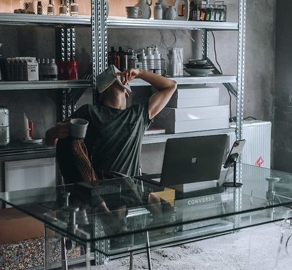 Antes era la persona más improductiva del mundo.

Y eso hacía que viviese con ansiedad constante y odiase mi trabajo/estudios.

Después de probar miles de técnicas de productividad:

Te dejo las 5 que realmente me han funcionado para ser muchísimo más eficiente y feliz.