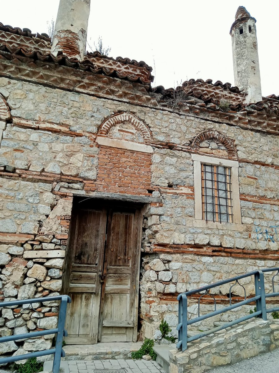 Ahmet Paşa Medresesi Kastorya'da🇬🇷 ayakta kalmış nadir Türk eserlerinden 14 derslik ve 70 öğrenci odası vardır. Aynı zamanda hamam, mutfak, kütüphane gibi bölümler bulunuyordu. Ortasında havuzu bulunan bir avlusu vardır 1924 yılında kültür varlığı ilan edilmesine rağmen yıkılıyor