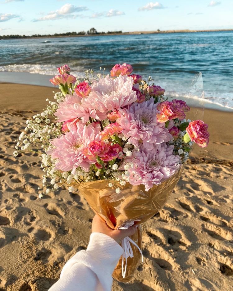 lunafleuri's tweet photo. Flowers &amp; beach day! https://t.co/tiG32PbTIg