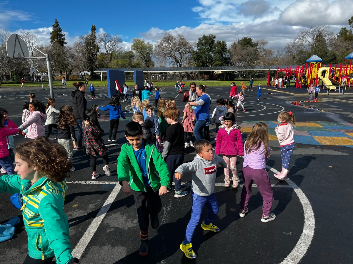 SequoiaEL's tweet photo. #SequoiaElem 100 Starbucks prize - a dance party with #PrincipalVichiquis #PBIS @SequoiaEL @MtDiabloUSD https://t.co/ZBEPUGAayt