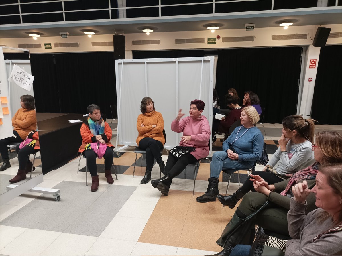 ComunitariesBCN's tweet photo. El #PlaComunitari de #LaMarina enceta un procés de #memòriafeminista del barri, per recuperar aquelles històries, espais i lluites que haurien d'haver estat reconegudes com el que van ser: de dones.
Cap al #8M en comunitat https://t.co/UijBR5FJ8g