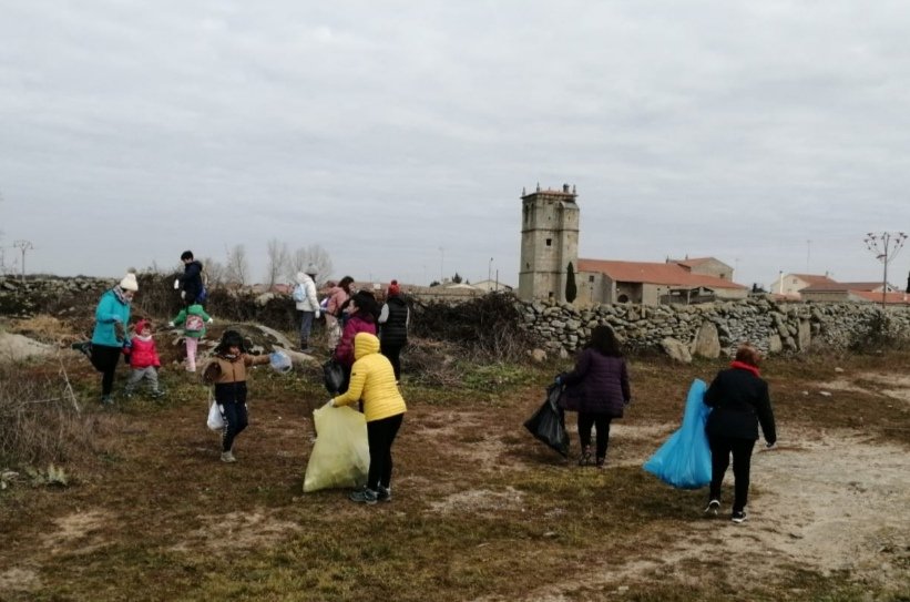 CraSayago's tweet photo. Último día de recogida de basuraleza en las 5 localidades del @crasayago. Gracias  familias y vecinos 😊

Plástico: 27kg
Genérico: 26 kg
Cuerdas: 7,5kg
Vidrio: 5,5 kg
Papel: 3kg
#aulaslibera @pueblosdesayago @ecoembes @SEO_BirdLife @cfiezamora @NtraSraGracia @MedioAmbienteSV https://t.co/QSBo5XNWWA