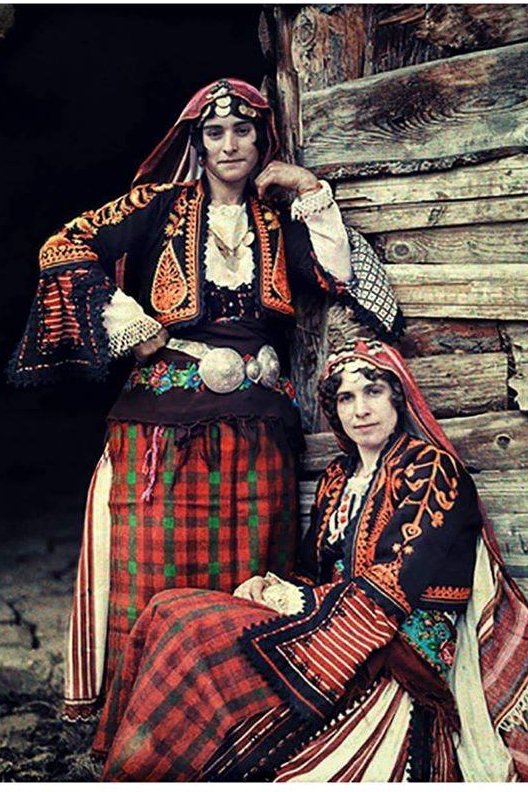 PomakHistory's tweet photo. ***
Chepelare'li Ahriyan kökenli Pomakların geleneksel giysileri.

Gaytan giysilerdeki dikişlerin birleştirici özelliği yanında süs amaçlıda kullanılıyordu. O giysinin gaytanları ne kadar çok ise sahibi de o derecede varlıklı sayılırdı.

#Chepelare #Ahriyan #Pomak https://t.co/47Pjl7ujbP
