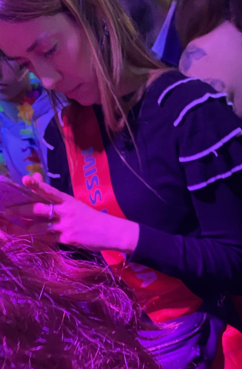 "MISS NA LUA procura-se, vista pela última vez dia 21, atrás do carro das Lúmbias, encontrem-na que eu tenho a “coroa” dela! Por favor quero mesmo encontra la houve muita conexão ajudem me!"