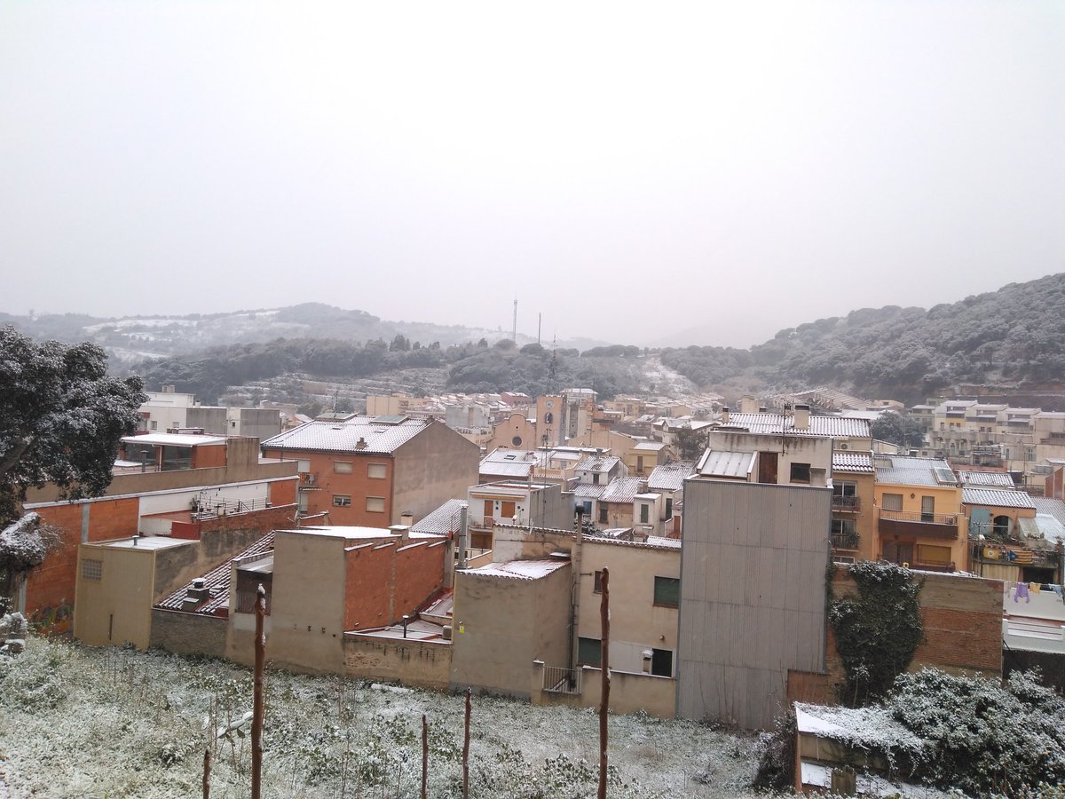 MeteoAdM's tweet photo. #Bonvespre des de la part alta d'#ArenysdeMunt Un #28feb2023 de fa 5 anys #28feb2018 en llevàvem amb una fina capa de ❄️ al poble amb gruixos al voltant de 1 a 3cm (q durarien poquet ja que la 🌨️ es convertí en ☔ entre mig matí migdia)
Aquí 4 📸 de la 🌨️ matinera 👇 https://t.co/mI5QFOOMlu