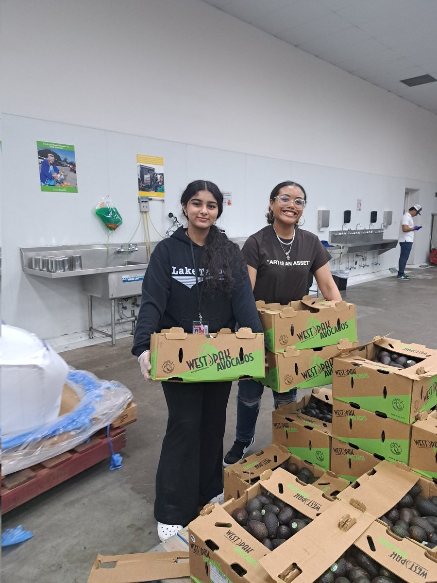 AhsHumanSvs's tweet photo. District wide Family and Community Services students at the Houston Food Bank today, collectively helping to provide 5,800 meals to the community. @FBISD_CTE @SFAHS_Bulldogs https://t.co/dDg1OFEkE8
