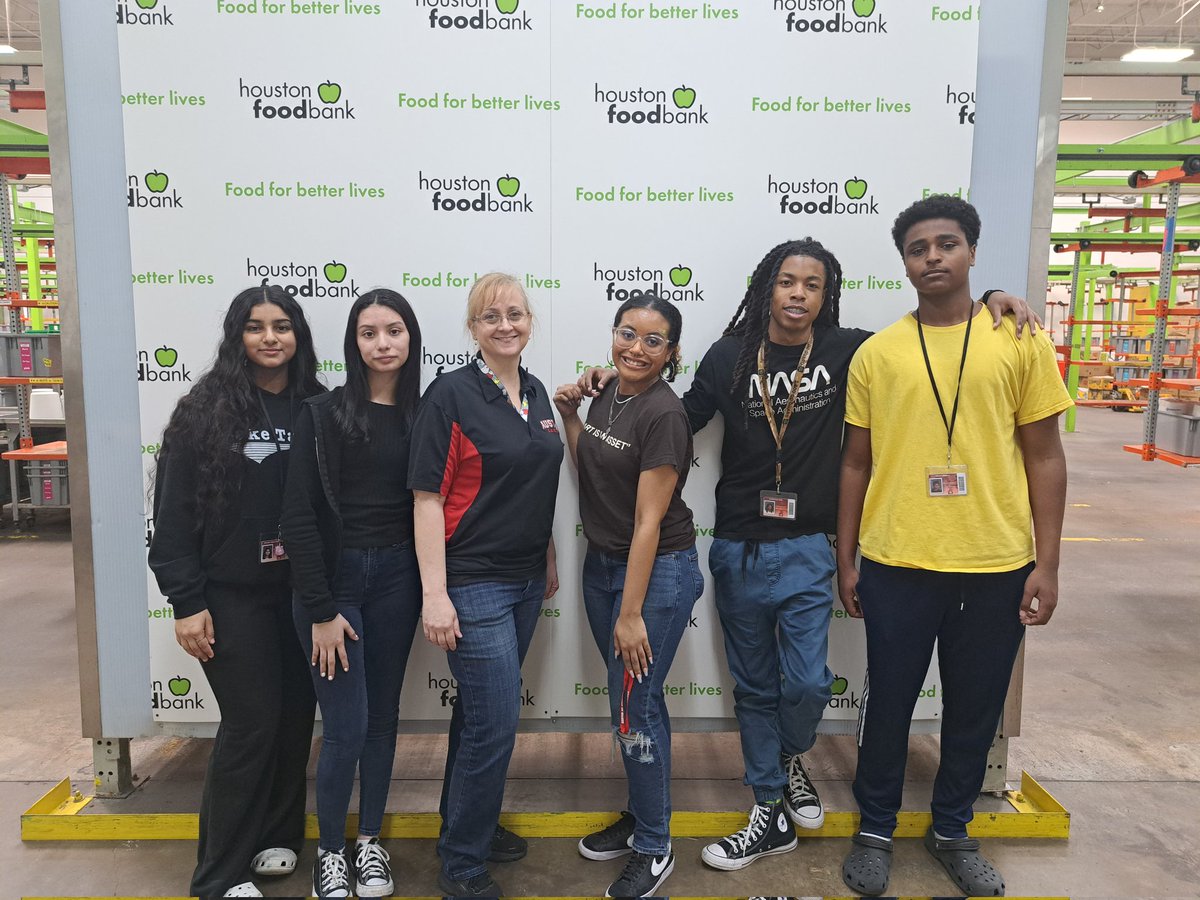 AhsHumanSvs's tweet photo. District wide Family and Community Services students at the Houston Food Bank today, collectively helping to provide 5,800 meals to the community. @FBISD_CTE @SFAHS_Bulldogs https://t.co/dDg1OFEkE8
