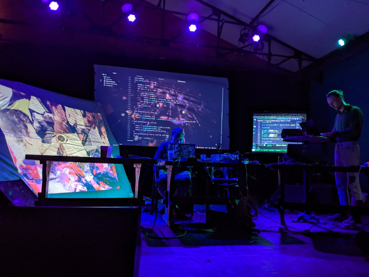 CookieCollectif's tweet photo. Improvised setup from last weekend in Montpellier South of France with Jules Cipher and @z0rien feat morg4nzine ✨🔥🏖️ https://t.co/Y3543H4JyE