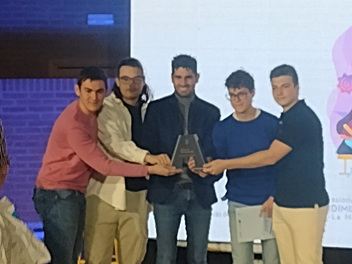 IES_DONBOSCO_AB's tweet photo. Participamos en los premios Plan A Emprende organizados por @AytoAlbacete en colaboración con @ajealbacete @uclm_es y @apes_clm siendo finalista el proyecto #hibritinpatinsolar y galardonado el proyecto #llaveromorado de 2° curso de Instalaciones de Telecomunicaciones #emprende https://t.co/OMRBh4rN5n
