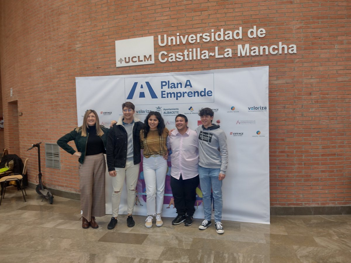 IES_DONBOSCO_AB's tweet photo. Participamos en los premios Plan A Emprende organizados por @AytoAlbacete en colaboración con @ajealbacete @uclm_es y @apes_clm siendo finalista el proyecto #hibritinpatinsolar y galardonado el proyecto #llaveromorado de 2° curso de Instalaciones de Telecomunicaciones #emprende https://t.co/OMRBh4rN5n