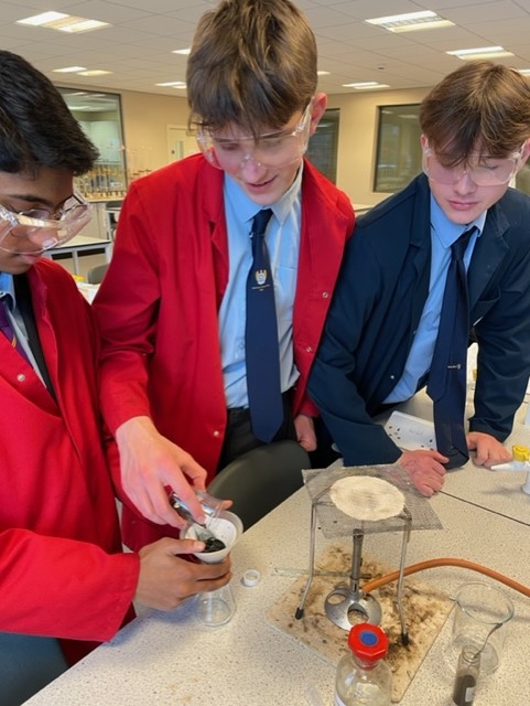 DGSSciCollege's tweet image. Year 11 #chemistry #trilogy students at @DartfordGS have started their review of the #requiredpracticals starting with making soluble salts @DrCourtDGS @drdavie_dgs @chemistry_dgs
