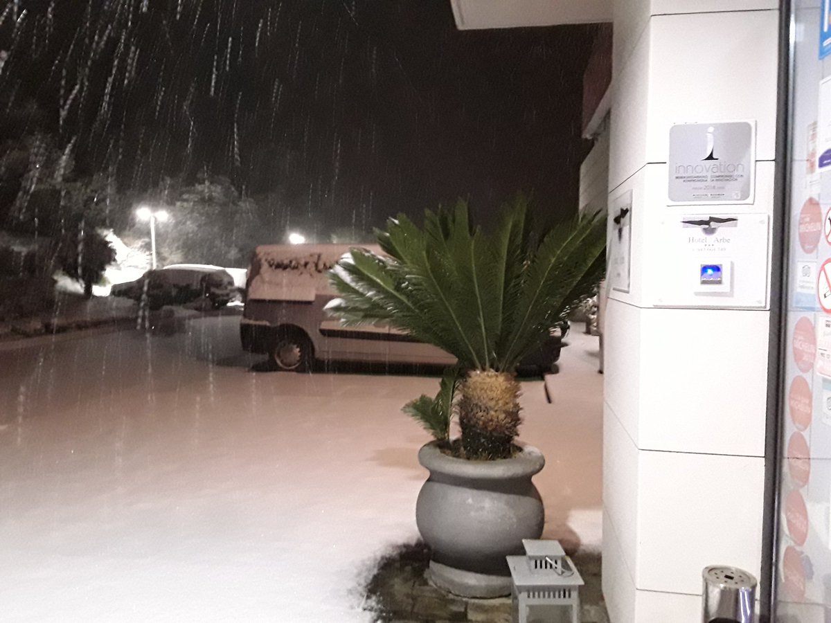 hotel_arbe's tweet photo. #2018ko #otsaila #Arbe eta inguruak txuri txuri, ahaztu eziña. https://t.co/oNIue32mXd