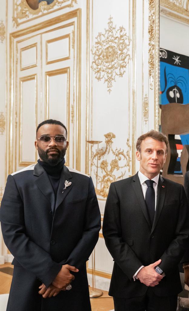 Heureux d’avoir rencontré le Président de la République Française, Emmanuel Macron. 
Un moment privilégié où nous avons pu échanger sur la situation dramatique qui sévit à l’Est du Congo, ainsi que de la place de la musique congolaise auprès de la jeunesse.
