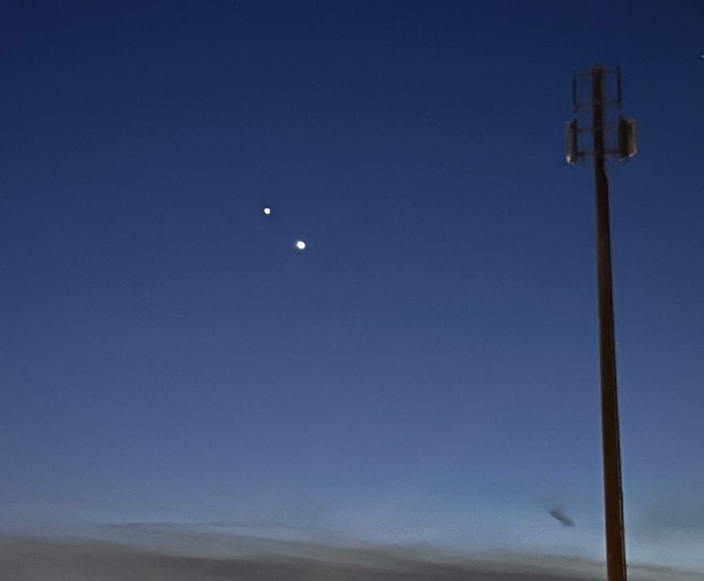 #Jupiter und #Venus am glasklaren Dienstagabendhimmel, in echt noch schöner. #Planeten #Astrofotografie #Sonnensystem