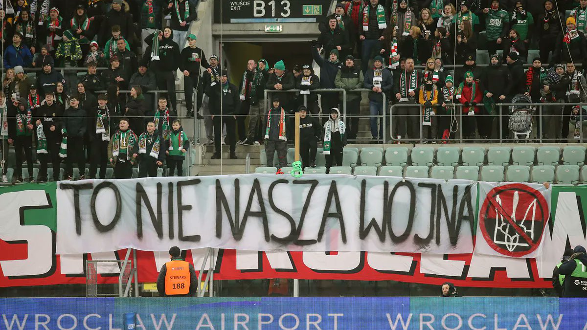 GeopolPt's tweet photo. No campeonato polaco de futebol os ultras do Śląsk Wrocław (Silésia de Breslávia) exibirm uma faixa no jogo de domingo contra o Lech Poznań, onde se podia ler: «Não é a nossa guerra», em referência ao actual conflito no leste da Ucrânia. https://t.co/e21Crl8Os3