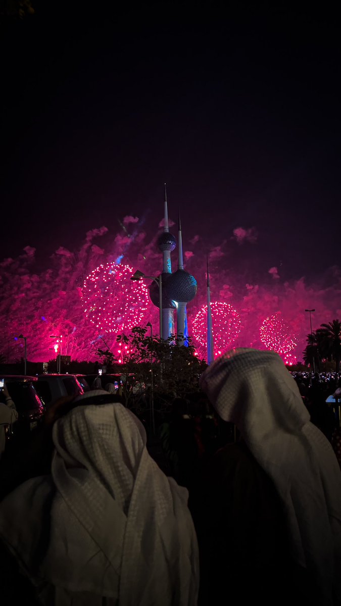 f_2jmi's tweet photo. الالعاب الناريه في الكويت 28/2/2023 🤍 https://t.co/sOgekaEU4W