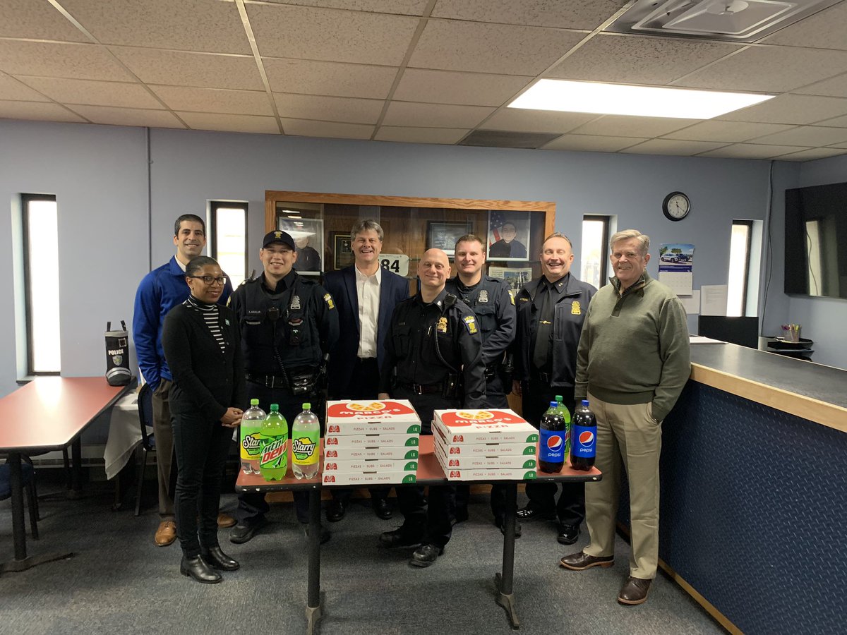 A giant thank you to Citizens National Bank for delivering pizzas to @ToledoPolice Scott Park Officers as a part of their First Responders Appreciation initiative!