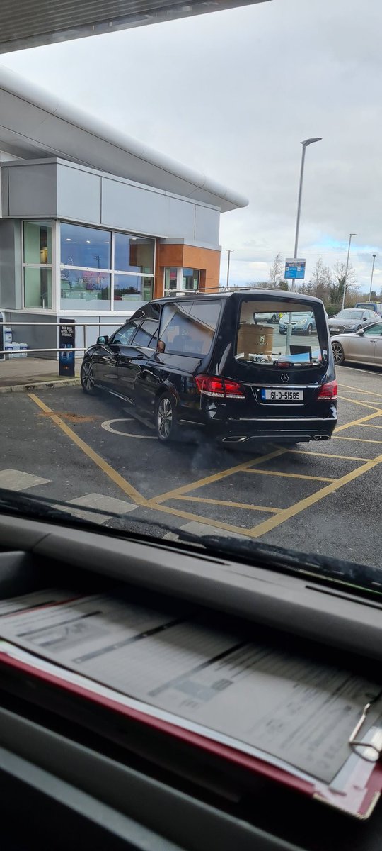 They could have dropped him off before going in for coffee 😅
#Starbucks #LunchBreak