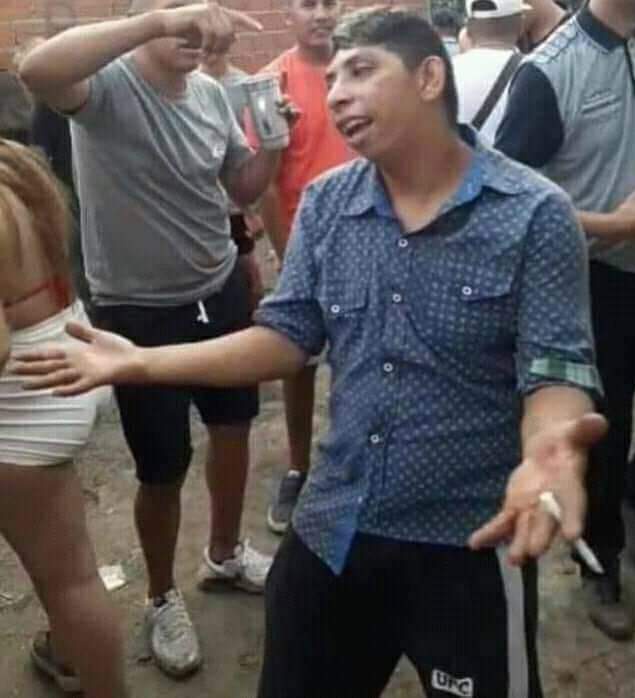 paulalfonsinaa's tweet image. Hoy tipo 8.30 pase caminando por la San Martín y había una parejita muy contenta sentada desayunando, pasé a comprar mi desayunito al bar y salí a esperar q me den el vaso. La mina de espaldas le dice al vago "q mierda la miras tanto? Disimula. Encima es negra"