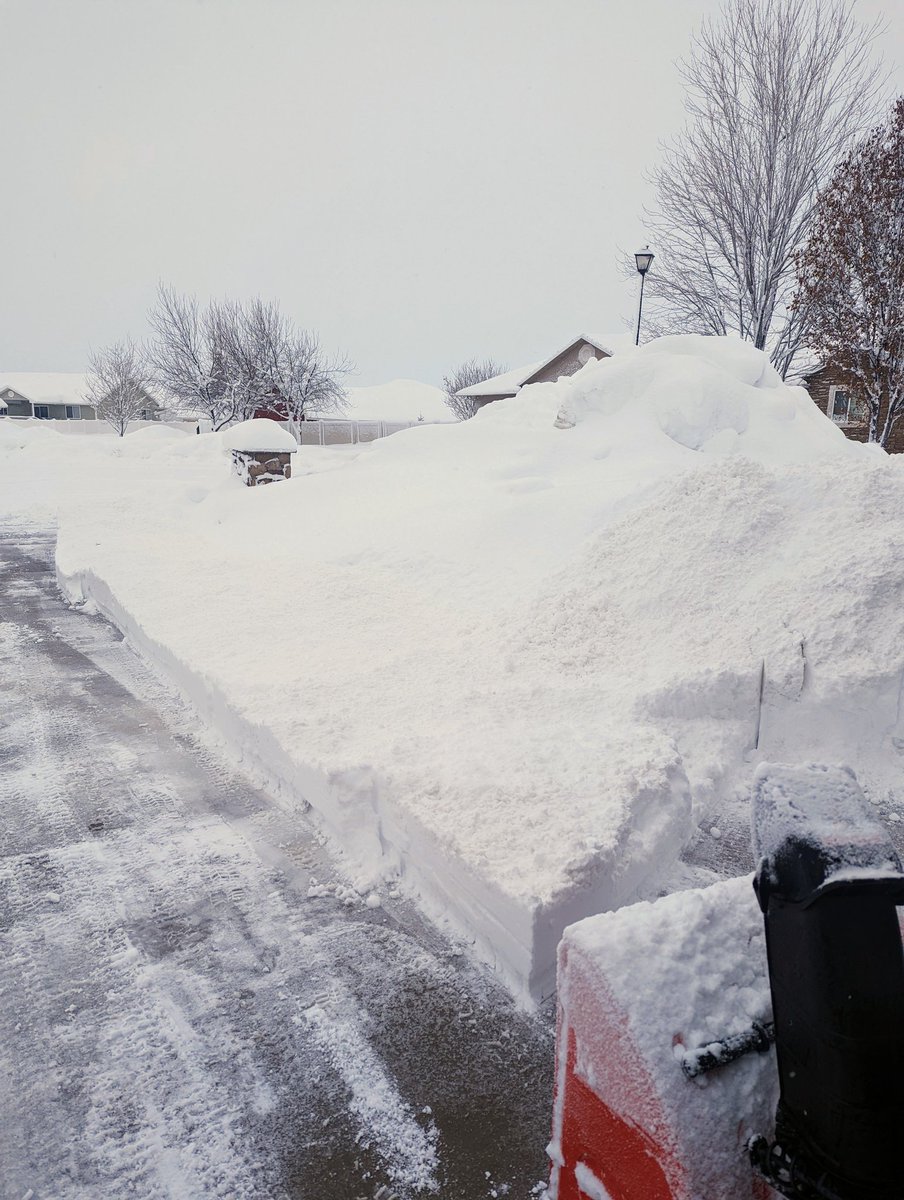 PrestonAggieFan's tweet photo. Running out of room, needs to melt slowly now #DoneWithSnow #NeedABiggerSnowblower 😃 https://t.co/XNdeTCFzl5