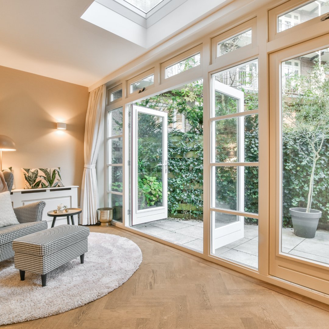 HolcombeDoors's tweet image. There&apos;s nothing prettier in a home than a window wall. We love this unique combination of french doors, side lights, &amp;amp; transom windows. It adds so much light and a touch of drama to this room. 

Stop by our showroom in Chelsea to design your window wall. 

#windowwall #bhamal