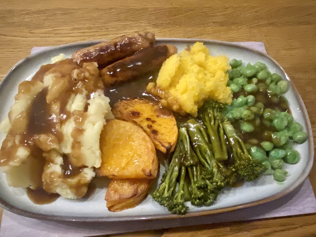 K13mcV's tweet photo. Nothing like a bit of tasty butternut squash and mashed swede to cheer me up 😋 Sausage and mash dinner vegan style 😋#vegan #veganfood #VeganLife https://t.co/GpYUWc36VC