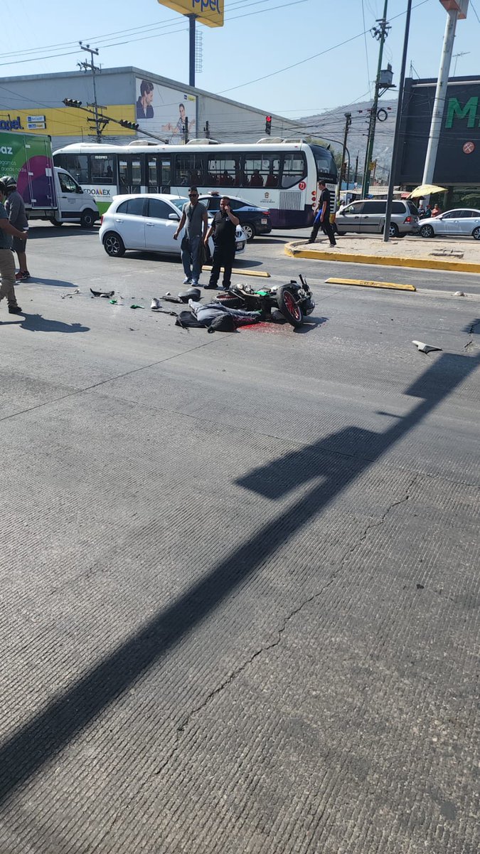 Un motociclista perdió la vida al ser arrollado por un tráiler sobre la vía López Portillo y Av. Cuauhtémoc, a la altura de la estación del Mexibús Guadalupe Victoria, municipio de #Ecatepec.

<a href="/GaboOrtega73/">Gabriel Ortega</a> <a href="/jgcisneros08/">Cisneros08</a>
