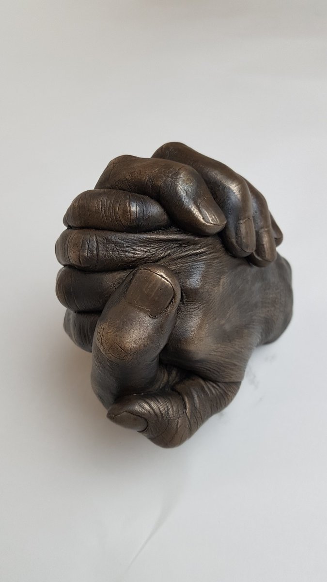 angelcastshelp's tweet photo. No filter and a pants phone photo but doesn't shy away from the beauty of this restored memorial hand casting in bronze #diykit #restoration #husbandandwife I love saving such an important moment ♥️ #memorial #handcasting https://t.co/ZQ8oznusha