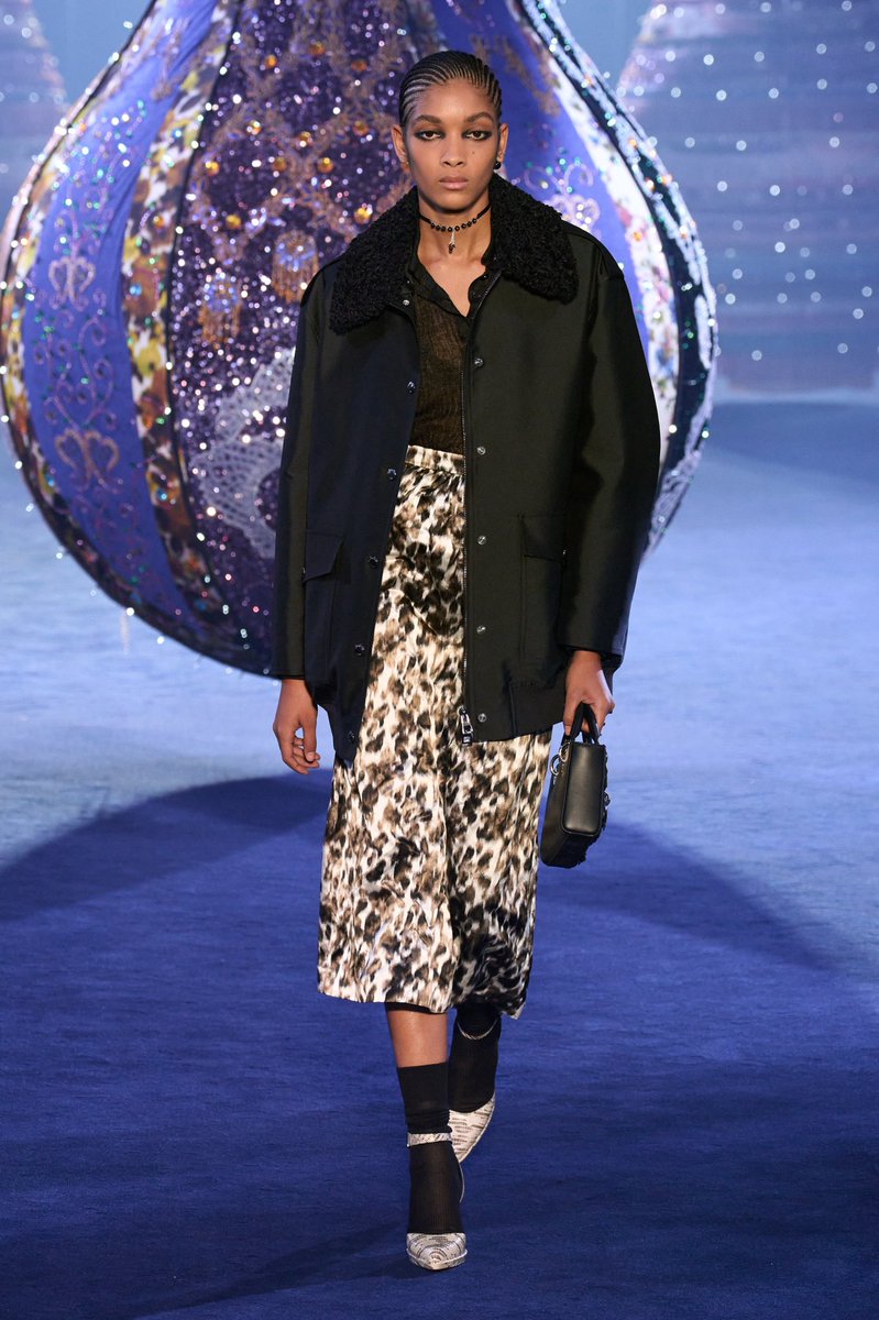 OgLakyn's tweet photo. I guess I’ll be the one with the unpopular opinion: I loved Dior. 

What I see is a woman who is unconcerned with trends. I see a foundational wardrobe full of texture with timeless pieces meant to be worn for years. https://t.co/HsJN6zNIqy