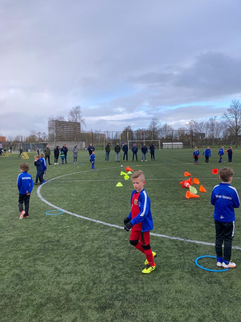 VV Buitenpost heeft meegedaan aan het project ‘Pupillen in de Regio’ van <a href="/SCCambuurLwd/">SC Cambuur</a>. 'Onze jeugdtrainers, 10 deden er aan mee, hebben er veel van opgestoken', zegt <a href="/Wietse1964/">Wietse van der Veen</a>, hoofd jeugdopleiding. 
Lees meer ➡️ vvbuitenpost.nl/buitenposter-j…