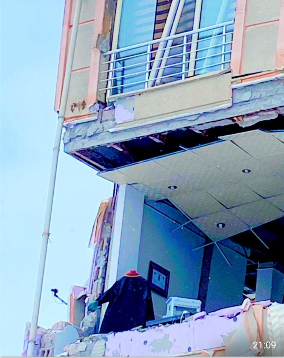 avaylatuncdemir's tweet photo. Malatya gibi  Malatya Barosu da  yalnız bırakıldı.Evlerimiz, bürolarımız yıkıldı. Sesimizi duyan yok mu ?!
#TBBMalatyayıYalnızBıraktı
@erincsagkan
@barolar https://t.co/yk3ZiSeYtQ