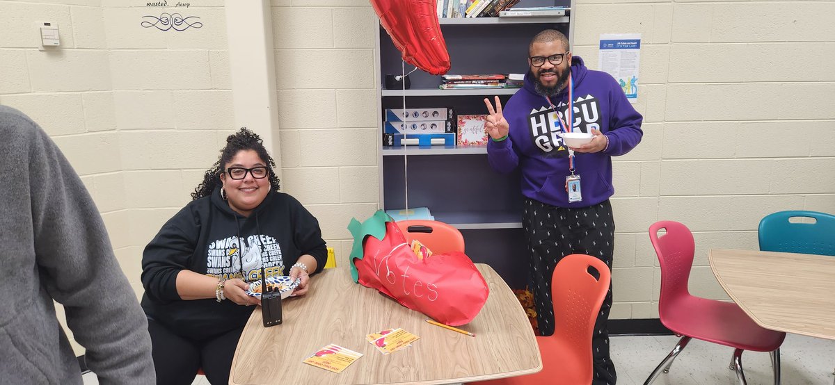 More Chili day fun!!! <a href="/SwansCreekES/">Swans Creek Elem</a> @SCSELCoaches 
Love all these smiles!!!!