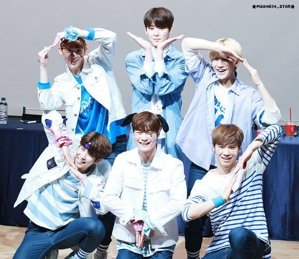everycew's tweet photo. The astro star and astro heart will never be the same again 🥺⭐💛 

#ASTRO #아스트로 https://t.co/XQBG9KhhNe