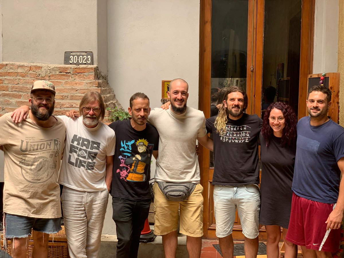 Familia alternativaaaa! Tremendo viajeee! de Roberto Rodino  <a href="/rrodinoi/">roberto rodino</a> cómo técnico de las batas, pasando por el tonga como productor y se va Mar Desierto con Francisco Fattoruso para las mezclas!!! ¿Hay equipo o que? Saluteeee y se viene Mar Desierto se vieneeeee! 🔥🔥